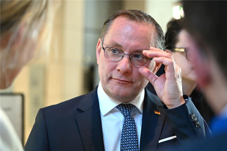 AfD-Chef Tino Chrupalla sieht einem möglichen Verbotsverfahren gegen seine Partei durch die Kölner Gerichtsentscheidung einen Riegel vorgeschoben. (Archivbild)Elisa Schu/dpa