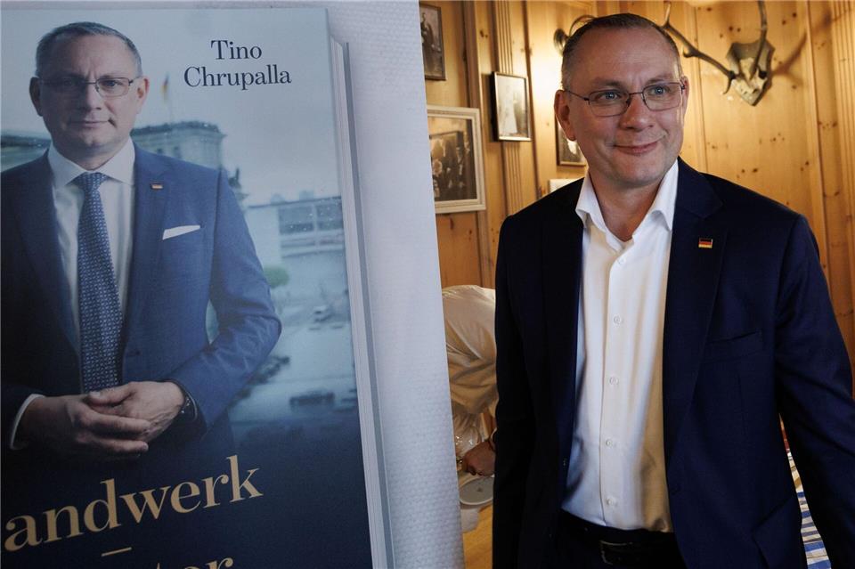 AfD-Co Chef Tino Chrupalla nutzt die Vorstellung seiner Autobiografie auch für ein paar Botschaften in seine Partei hinein. Carsten Koall/dpa