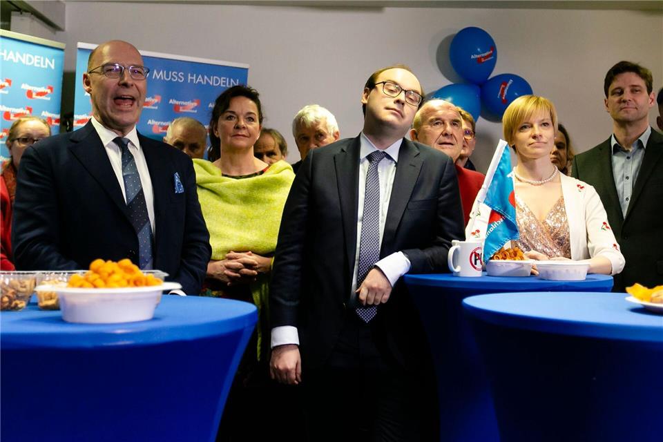 Ehemalige AfD-Politikerin Petersen will zurück nach Hamburg AfD-Frau Petersen (2.v.r.) hielt sich in jüngster Zeit mit ihren Kindern in Russland auf.Frank Molter/dpa