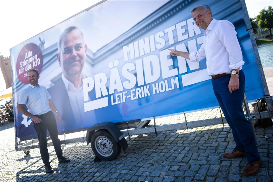 AfD-Landeschef Leif-Erik Holm (r) will der nächste Ministerpräsident im Land werden.Philip Dulian/dpa