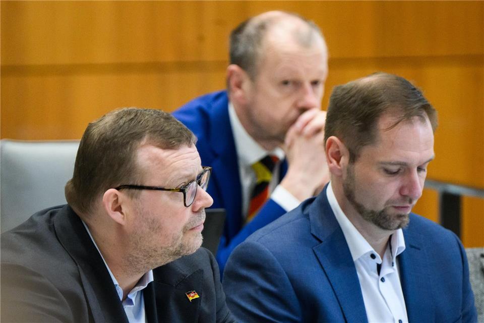 AfD-Landeschef Schledde (l) und sein Stellvertreter Bothe sehen sich mit Vorwürfen konfrontiert. Der Abgeordnete Marzischewski-Drewes (hinten) unterstützte ein entsprechendes Schreiben. (Archivbild)Julian Stratenschulte/dpa
