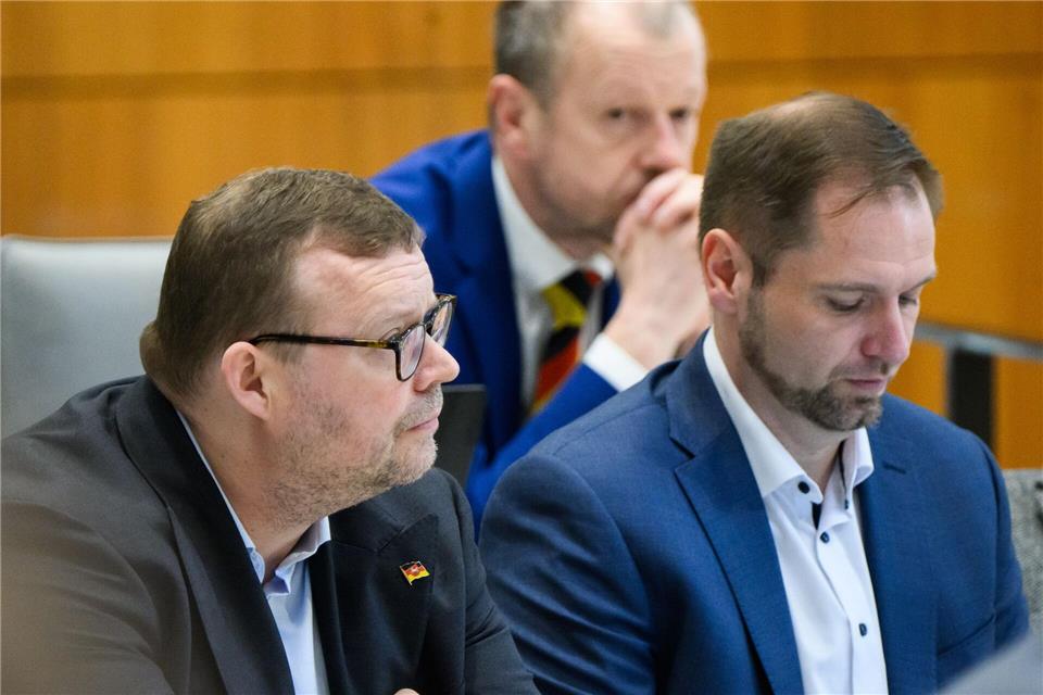AfD-Landeschef Schledde (l) und sein Stellvertreter Bothe (r): Der Verfassungsschutz hat die AfD Niedersachsen als extremistische Bestrebung eingestuft. (Archivbild)Julian Stratenschulte/dpa