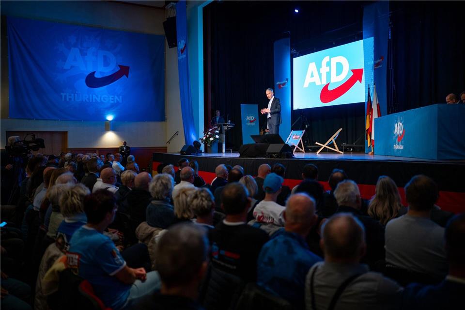 Höcke sieht AfD in Thüringen vor absoluter Mehrheit AfD-Parteichef Björn Höcke sieht seine Partei in Thüringen kurz vor der absoluten Mehrheit.Jacob Schröter/dpa