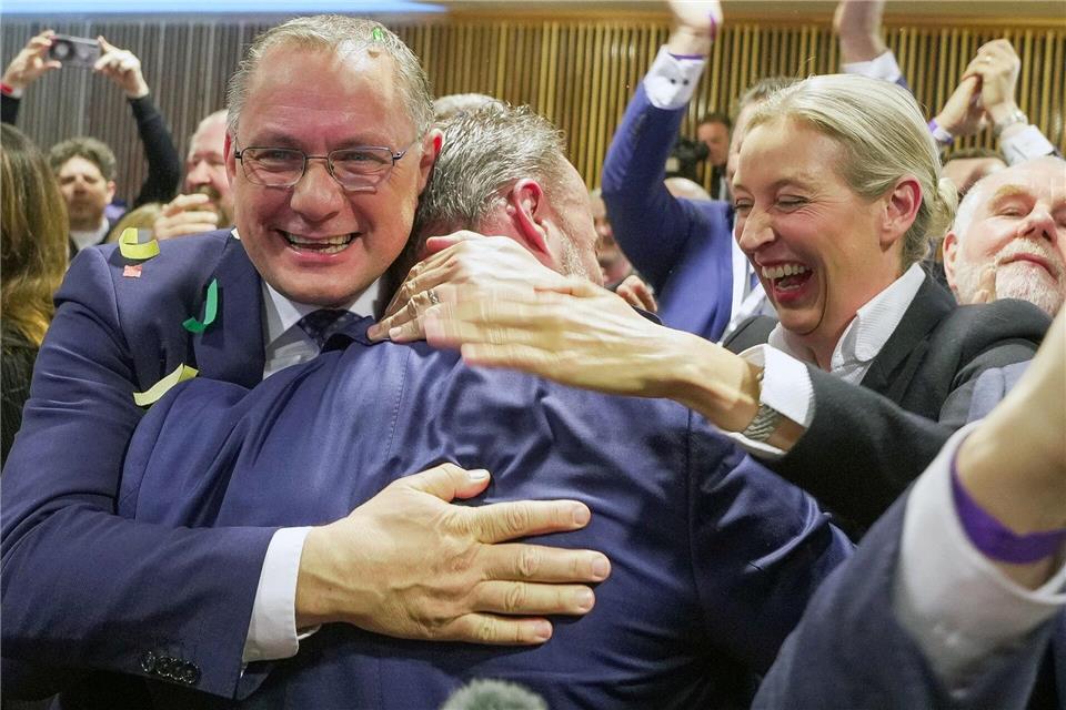 AfD-Parteichefin Weidel und Co-Chef Chrupalla (links) jubeln mit Spitzenkandidat Bollinger (Mitte).Andreas Arnold/dpa
