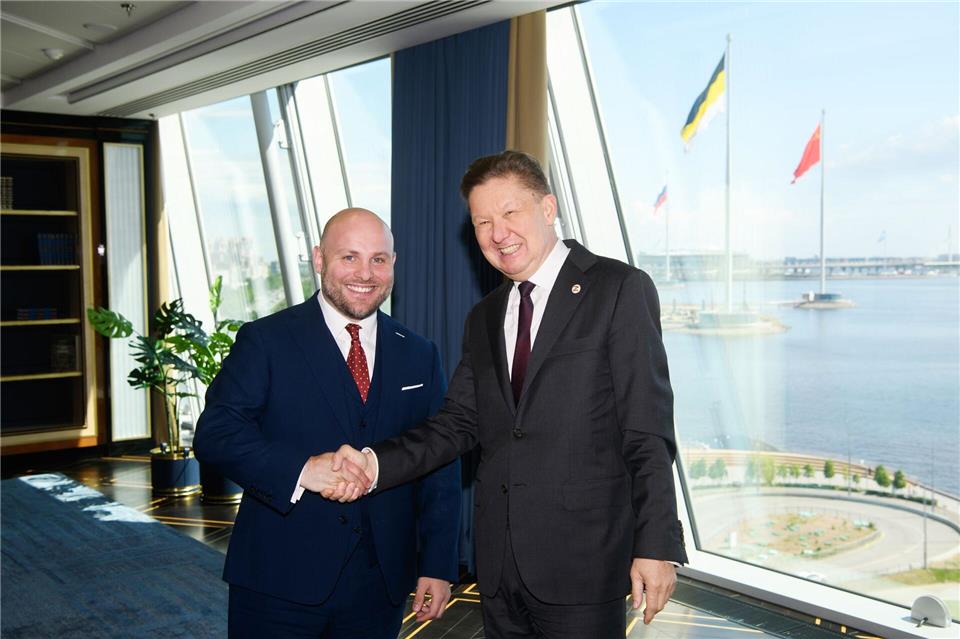 AfD-Politiker Markus Frohnmaier: Handshake mit Putins Vertrautem und Gazprom-Chef Alexej Miller beim Wirtschaftsforum in St. Petersburg.Handout / Berlin/AfD/dpa