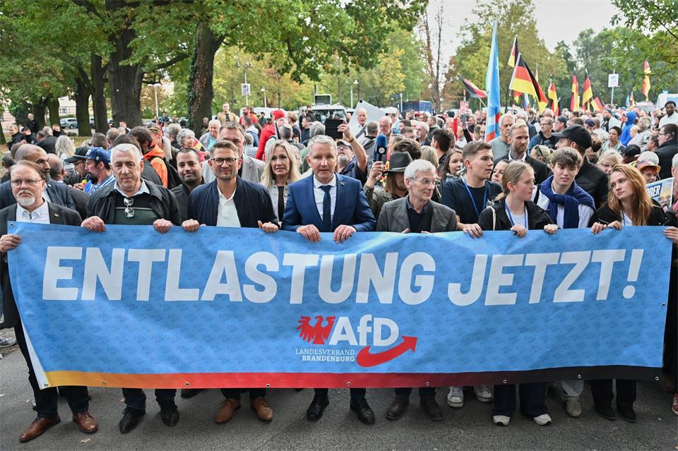 AfD-Politiker und ihre Anhänger demonstrieren mit Thüringens Landesvorsitzendem Björn Höcke an der Spitze in Fürstenwalde. Patrick Pleul/dpa