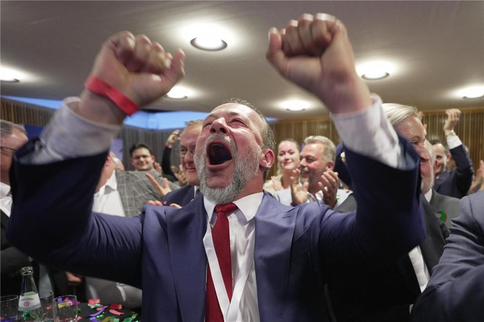 AfD-Spitzenkandidat Bollinger jubelt über das Ergebnis der Partei.Andreas Arnold/dpa