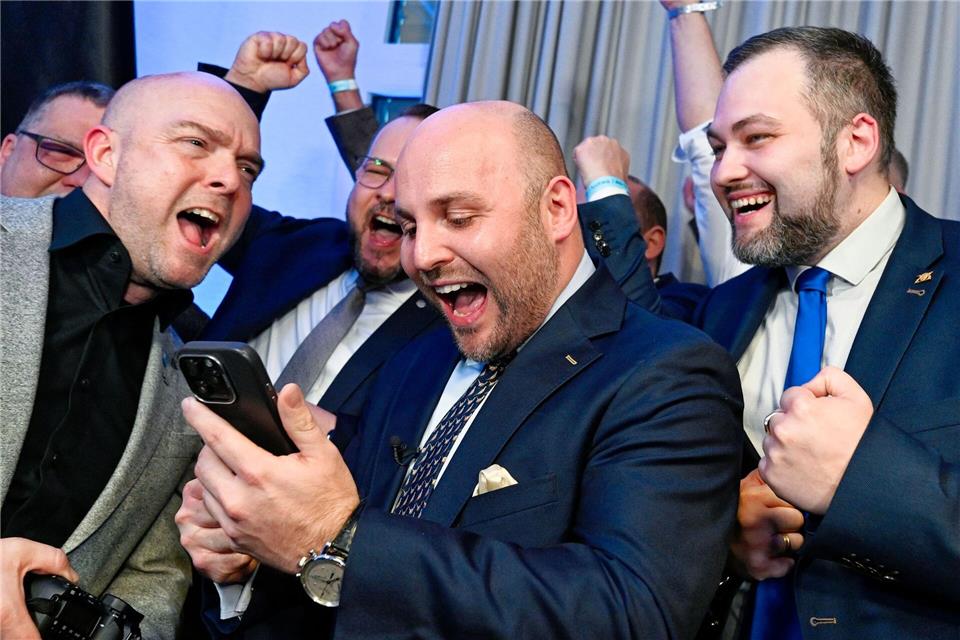 AfD-Spitzenkandidat Markus Frohnmaier freut sich am Wahlabend über die ersten Zahlen. Uwe Anspach/dpa