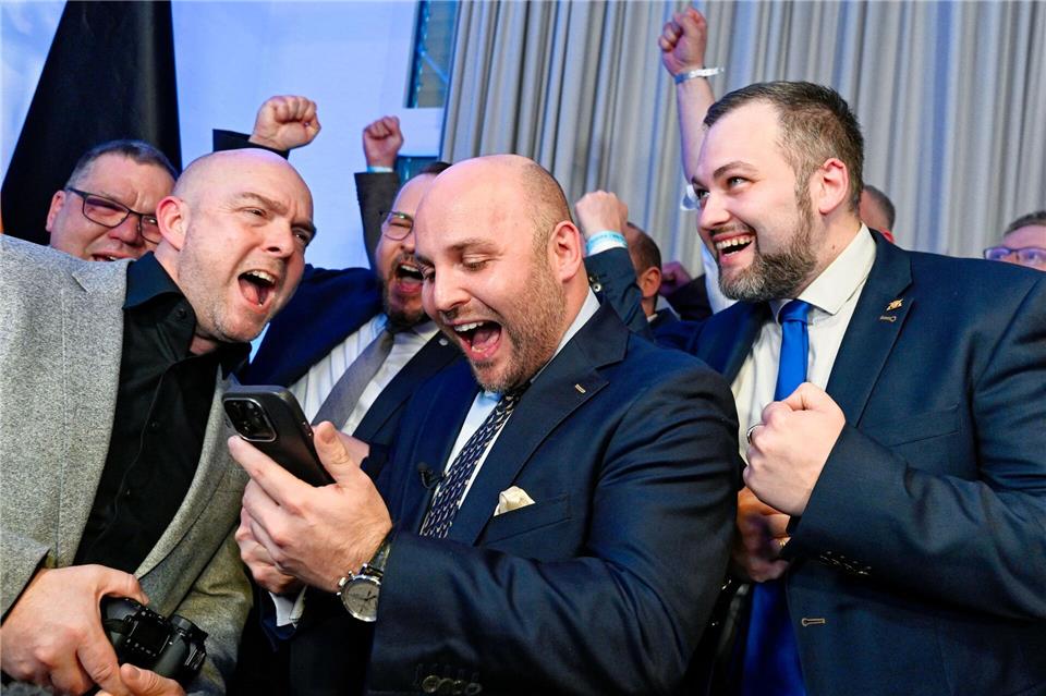 AfD-Spitzenkandidat Markus Frohnmaier freut sich über die ersten Zahlen zum Wahlergebnis. Uwe Anspach/dpa