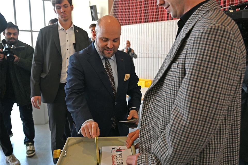 AfD-Spitzenkandidat Markus Frohnmaier gibt seine Stimme in Weil der Stadt ab.Markus Lenhardt/dpa