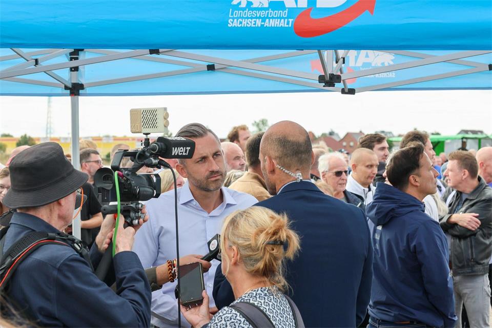 AfD-Spitzenkandidat Ulrich Siegmund im Gespräch mit Welt TV.Peter Gercke/dpa