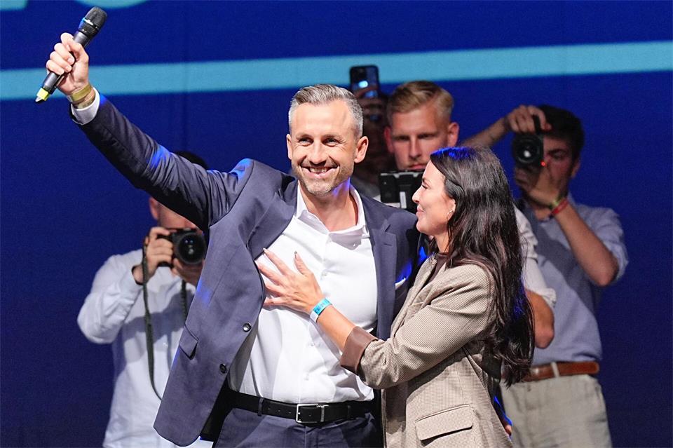 AfD-Spitzenkandidat Ulrich Siegmund lässt sich feiern.Michael Kappeler/dpa