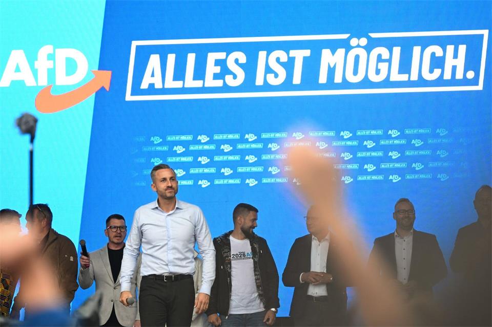 AfD-Spitzenkandidat Ulrich Siegmund trat vor mehreren Tausend Besuchern bei einem Familienfest der Partei auf. Michael Brandt/dpa