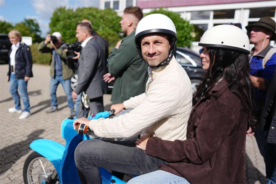 AfD-Spitzenkandidat Ulrich Siegmund und seine Ehefrau Julia fahren nach ihrer Stimmabgabe nahe dem Wahllokal auf einer Simson Schwalbe. Kay Nietfeld/dpa