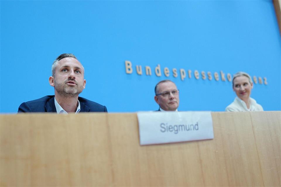 AfD-Spitzenkandidat Ulrich Siegmund versucht Abgeordnete anderer Parteien auf die Seite der AfD zu ziehen, damit es für die erste AfD-Regierungsmehrheit in einem Bundesland reicht. Die AfD-Chefs Alice Weidel und Tino Chrupalla erhoffen sich dadurch einen Schub für ihre Partei auch im Bund. Kay Nietfeld/dpa
