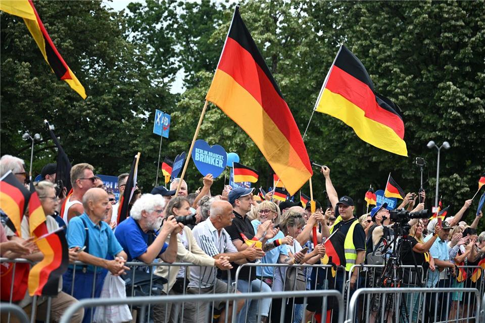AfD-Sympathisanten schwenkten Deutschlandfahnen bei der Kundgebung der Partei vor dem Roten Rathaus. Elisa Schu/dpa