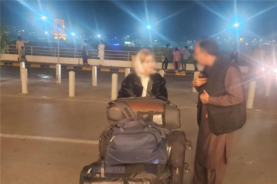 Aufnahme aus Pakistan - Afghanen fliegen nach Deutschland Afghanen fliegen aus Pakistan nach Deutschland. Zia Khan/dpa