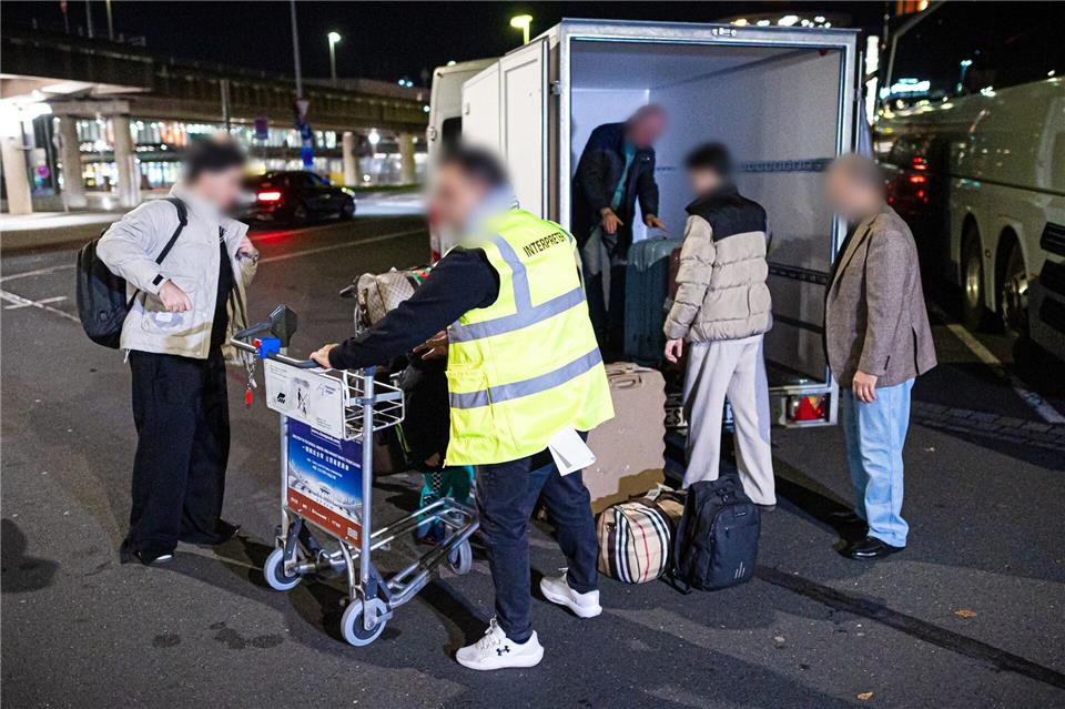 Afghaninnen und Afghanen bei ihrer Ankunft in Hannover. (Archivbild)Moritz Frankenberg/dpa