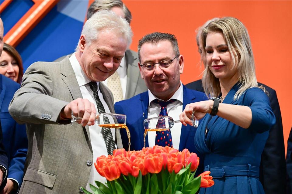 Agrarminister Alois Rainer (links) taufte beim Eröffnungsrundgang eine neue Tulpensorte, die Berlin Jubilee, mit seiner niederländischen Amtskollegin, Femke Marije Wiersma.Sebastian Christoph Gollnow/dpa