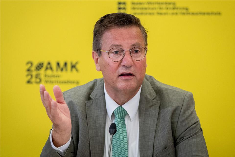 Agrarminister Hauk sieht keine Notwendigkeit für landesweite Stallpflicht. (Foto - Archiv)Soeren Stache/dpa