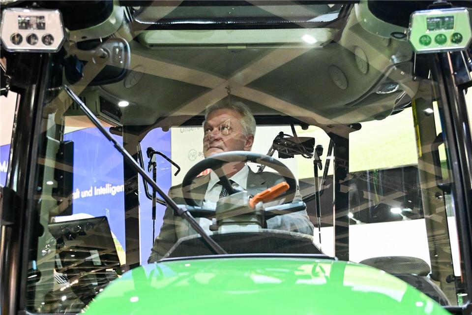 Agrarminister Rainer informierte sich über E-Mobilität auf dem Feld.  Sebastian Christoph Gollnow/dpa