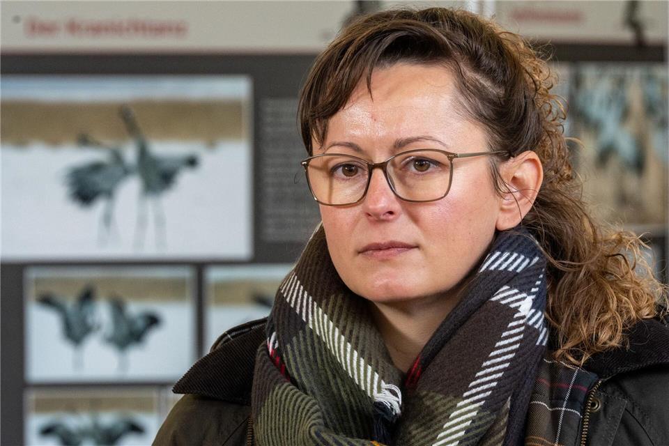 Agrarministerin Hanka Mittelstädt (SPD) lobt den Zusammenhalt der Helfer im Linumer Teichland bei der Bergung toter Kraniche.Sören Stache/dpa