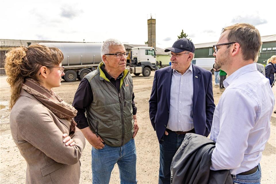 Agrarministerin Hanka Mittelstädt (links) und Innenminister Jan Redmann (ganz rechts) trafen sich nach den Vieh-Diebstählen zu Beratungen mit Landwirten. Frank Hammerschmidt/dpa