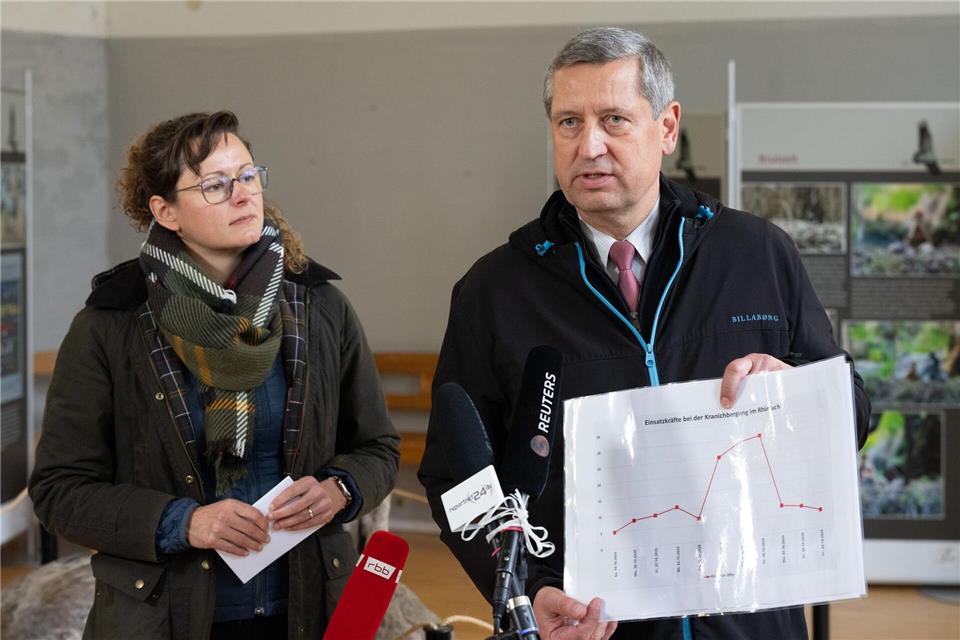 Agrarministerin Hanka Mittelstädt und ihr Staatssekretär Stephan Nikisch loben das Engagement der Helfer zur Bewältigung der Vogelgrippe bei Kranichen im Linumer Teichland.Sören Stache/dpa