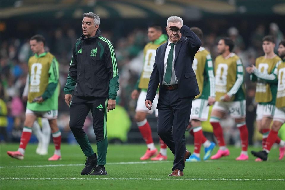 Aguirre (rechts) übergibt das Traineramt wie geplant an Mexiko-Ikone Márquez. Moises Castillo/AP/dpa