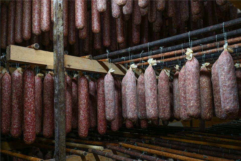„Ahle Wurst“ zum Beispiel gilt als ein typisch nordhessisches Produkt. Solche regionalen Erzeugnisse will Hessen mehr fördern. (Symbolbild)Uwe Zucchi/dpa