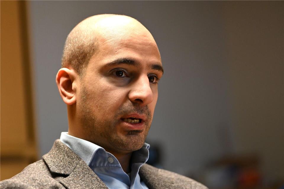 Ahmed Abed ist Co-Fraktionsvorsitzender der Linken im Neuköllner Bezirksparlament.   Markus Lenhardt/dpa