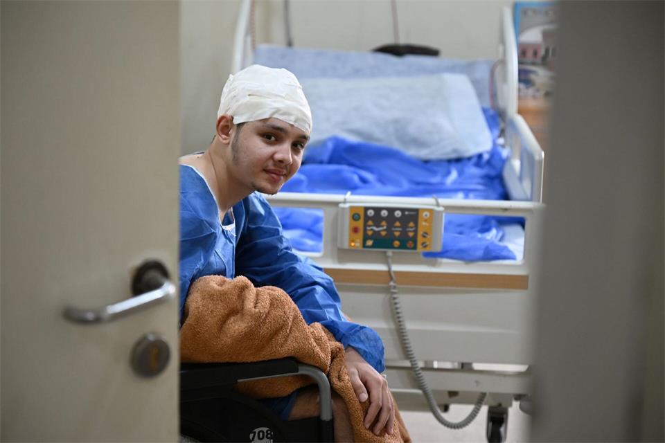 Ahmed al-Chair wurde im Krieg im Gazastreifen verletzt. Michael Brandt/dpa