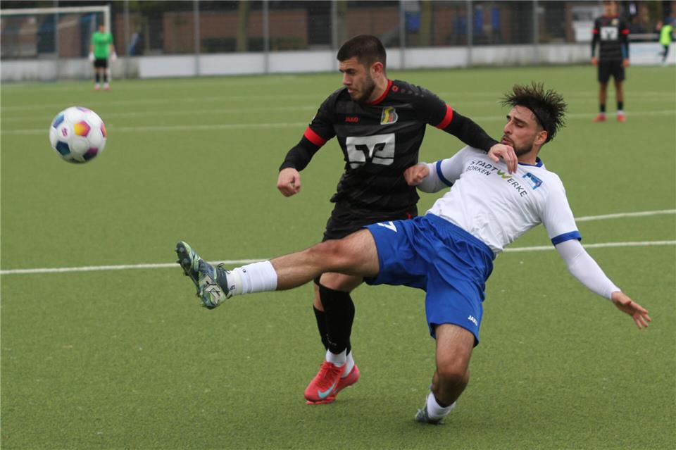 Ahmet Özyigit (rechts) und die Gemener Westfalia wollen am Donnerstagabend auf dem heimischen Kunstrasen mit einem Erfolg gegen den Landesliga-Konkurrenten RW Deuten das Kreispokal-Viertelfinale erreichen.