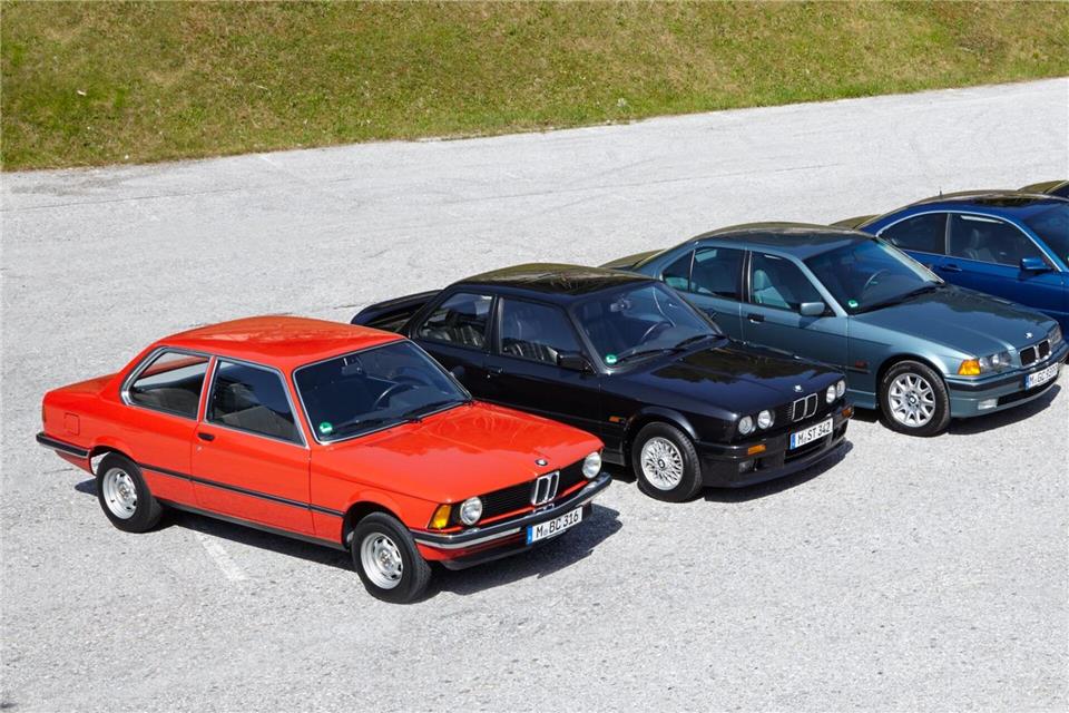 50 Jahre 3er BMW: Der Vater der Fahrfreude feiert Geburtstag Ahnengalerie: Ein roter E21 aufgereiht mit seinen Nachfolgern, bei denen die E30 Baureihe (rechts daneben) zu den beliebtesten zählt.BMW AG/dpa-tmn