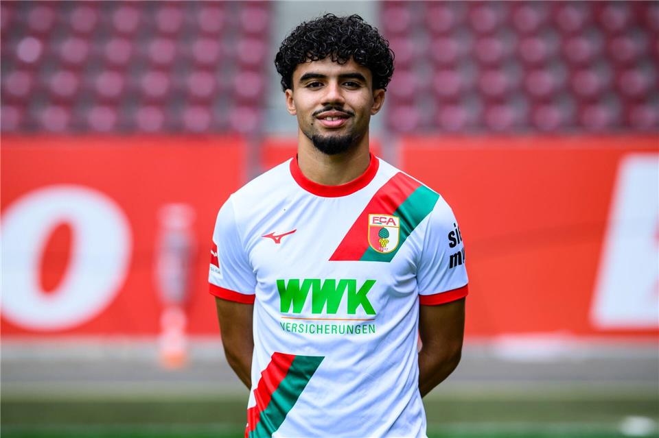Aiman Dardari will sich bei den FCA-Profis durchsetzen.Tom Weller/dpa