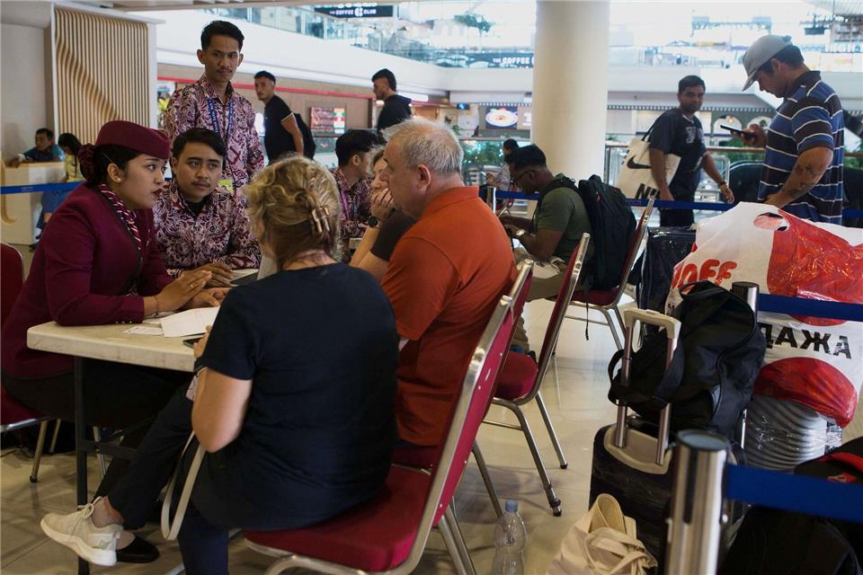 Airlines können derzeit nichts ausrichten: Es ist unklar, wann die Flughäfen in der Golfregion wieder den Betrieb aufnehmen und wann gestrandete Reisende - wie hier auf Bali - nach Hause können. Firdia Lisnawati/AP/dpa
