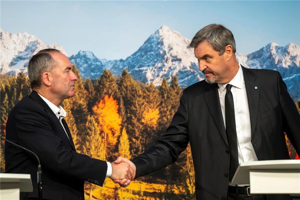 Aiwanger und Söder - die beiden Parteichefs führen seit Jahren die Koalition von CSU und Freien Wählern in Bayern an. Nach den jüngsten Verlusten der CSU bei der Kommunalwahl ist das Verhältnis aber angespannt. (Archivbild) Peter Kneffel/dpa