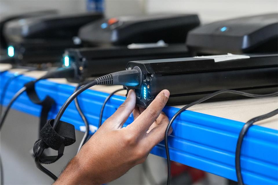 Akku-Test im Upway-Center: Fällt die Restkapazität unter 80 Prozent des Ursprungswerts, wird der Akku ausgetauscht.Kirsten Neumann/dpa-tmn