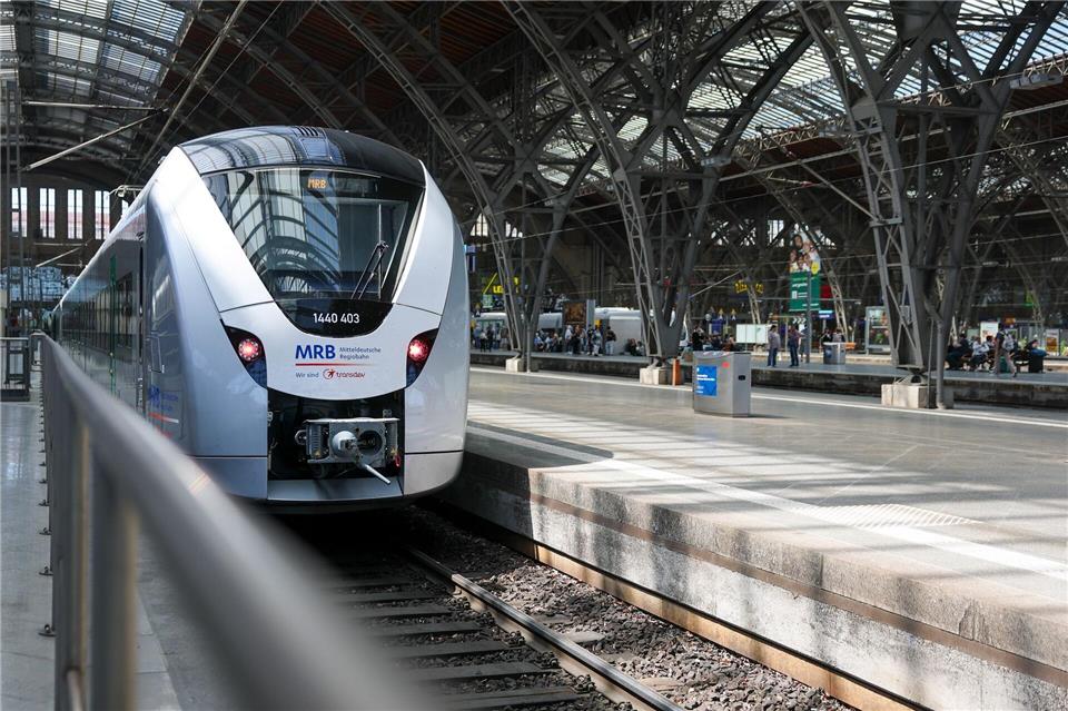 Akkuzüge sind beispielsweise im Regelbetrieb auf der Strecke RE6 zwischen Leipzig und Chemnitz in Sachsen unterwegs. Geladen werden sie über Stromabnehmer beim Halt im Bahnhof. (Symbolbild)Jan Woitas/dpa