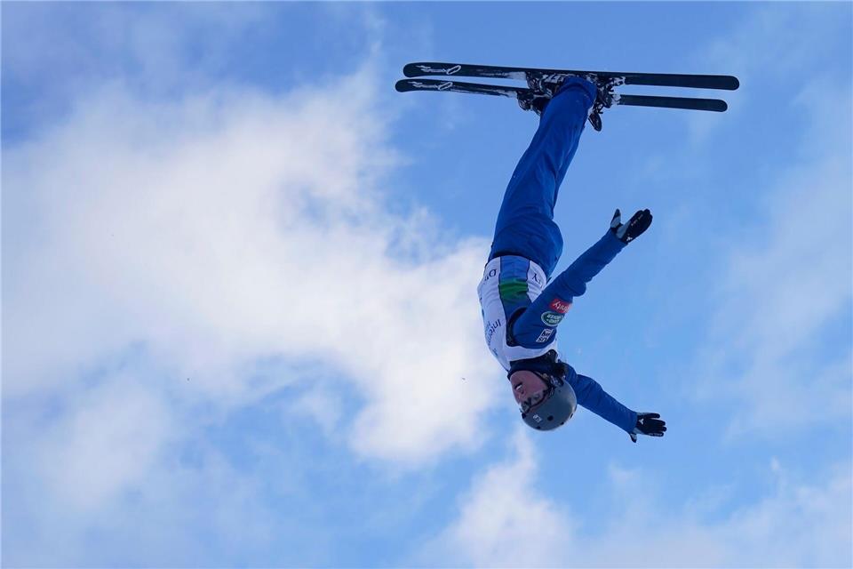 Akrobatisch in der Luft: Emma Weiß. (Archivbild)Rick Bowmer/AP/dpa