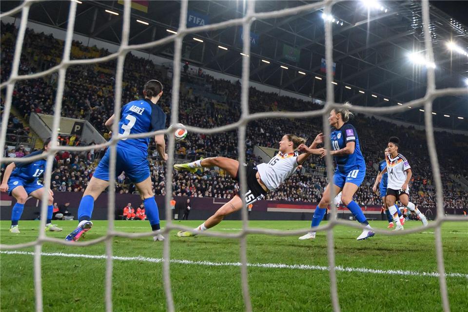 Akrobatisch zum 4:0: Larissa Mühlhaus.Robert Michael/dpa