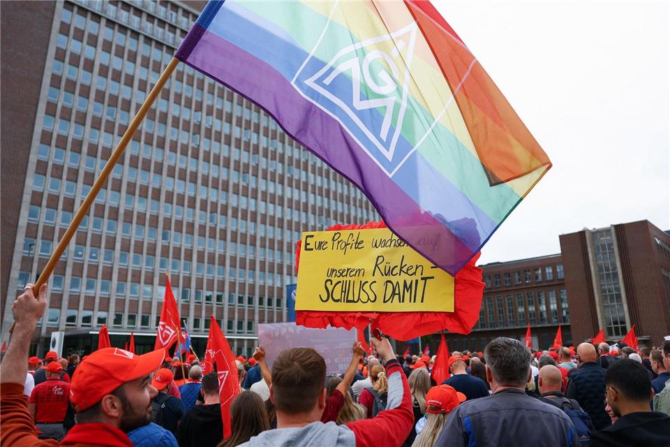 Aktion in Wolfsburg: Direkt am Vorstandhochhaus kamen Beschäftigte zu lautem Protest zusammen.Lisi Niesner/Reuters/Pool/dpa