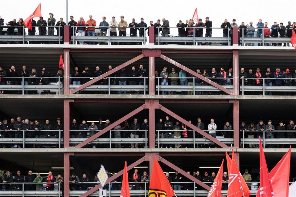 Aktionstag unter dem Motto: „Zukunft statt Kahlschlag - Zusammenhalt ist unsere stärkste Marke.“Marijan Murat/dpa