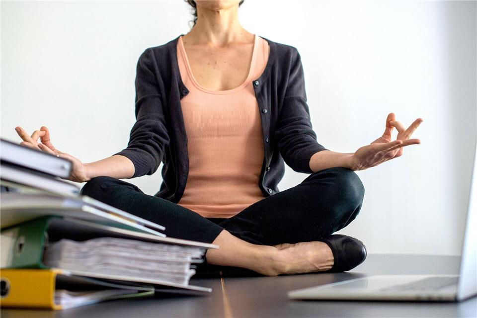 Aktiv gegen Stress im Job: Haltungswechsel, Bewegung oder bewusste Ruhephasen können die eigene Gesundheit unterstützen.Klaus-Dietmar Gabbert/dpa-tmn