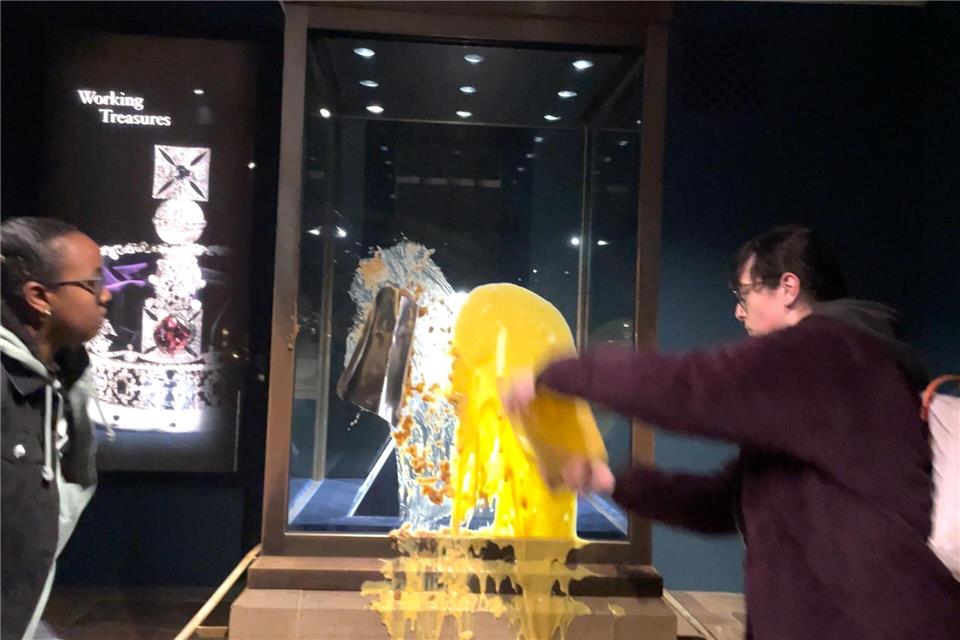 Aktivisten beschmieren die Vitrine, in der die Krone ist.Take Back Power/PA Media/dpa