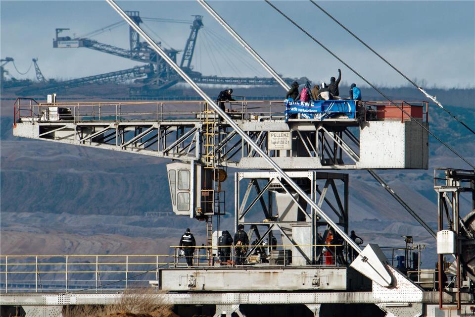 Aktivisten besetzen Kohlebagger im Tagebau Hambach. (Archivbild einer früheren Aktion)Henning Kaiser/dpa