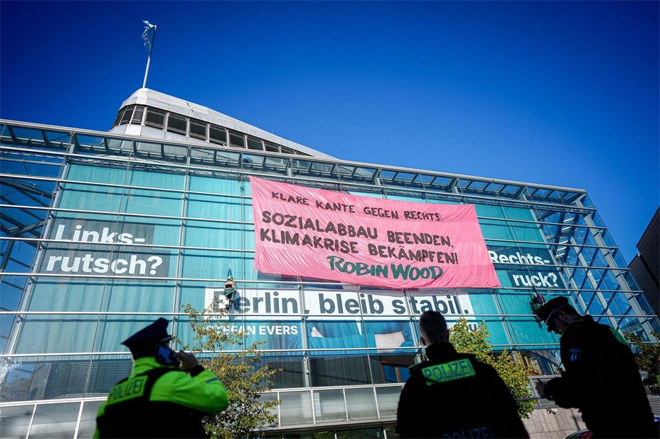 Aktivisten demonstrieren mit einer Kletter-Aktion am Konrad-Adenauer-Haus in Berlin.Kay Nietfeld/dpa