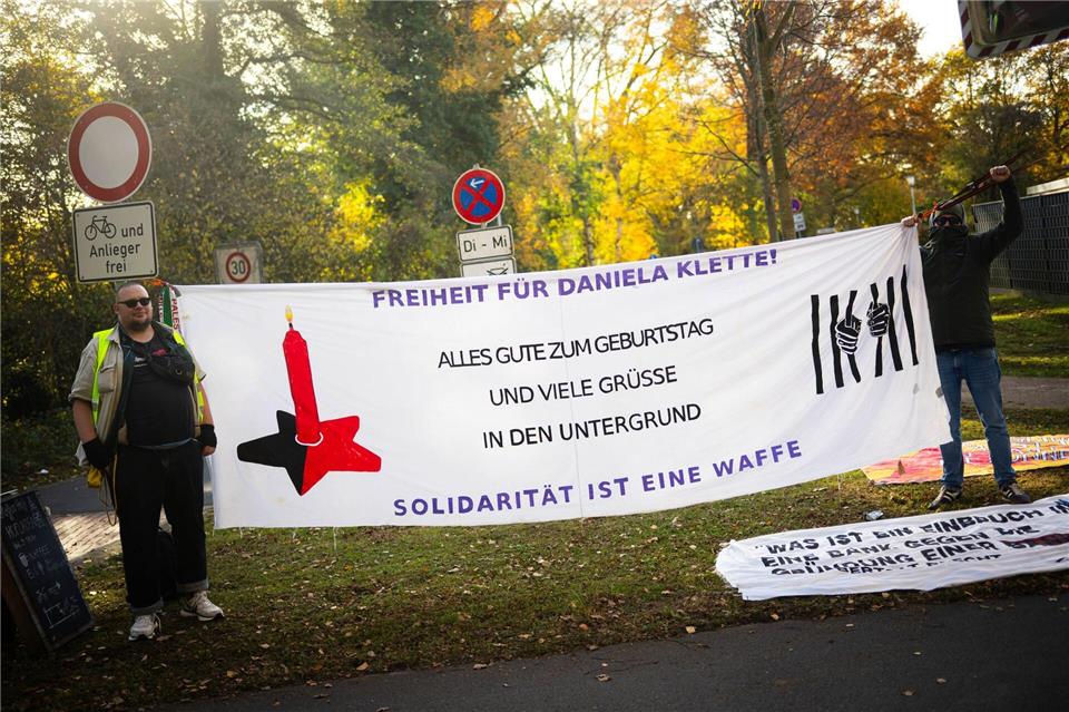 Aktivisten demonstrierten vor dem Gerichtssaal.Sina Schuldt/dpa