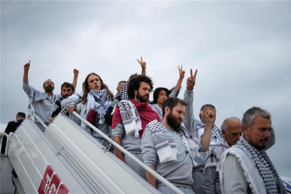 Aktivisten der Global Sumud Flotilla steigen bei der Ankunft auf dem Istanbuler Flughafen aus einem Flugzeug aus.Emrah Gurel/AP/dpa
