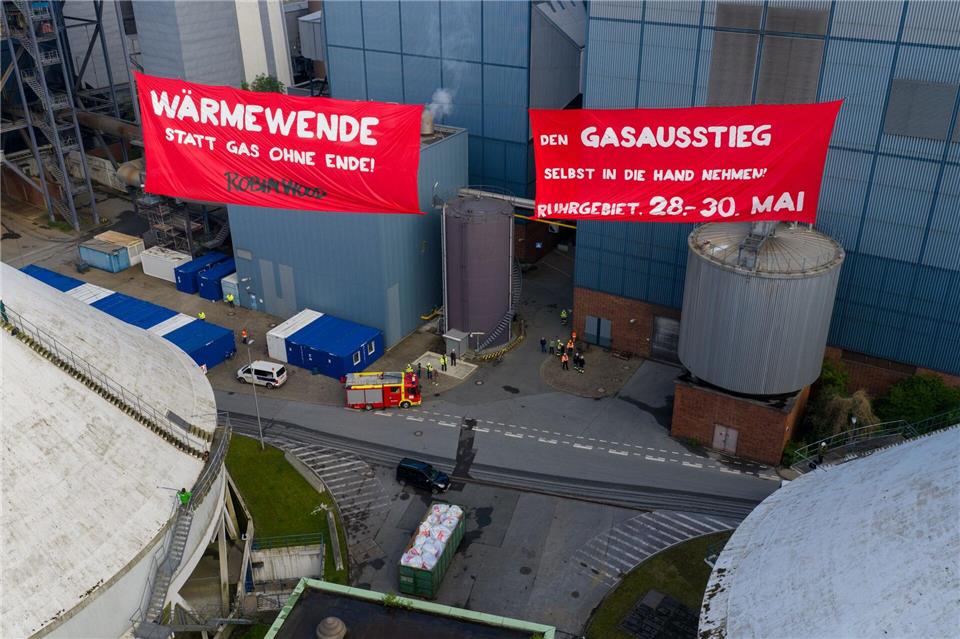 Aktivisten der Gruppe Robin Wood haben am Morgen zwei Plakate zwischen zwei Kühltürmen des Kraftwerks Herne gespannt. Christoph Reichwein/dpa